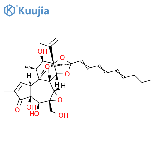 6H-2,8b-Epoxyoxireno[6,7]azuleno[5,4-e]-1,3-benzodioxol-6-one, 3a,3b,3c,4a,5,5a,8a,9,10,10a-decahydro-5,5a,10-trihydroxy-4a-(hydroxymethyl)-7,9-dimethyl-10a-(1-methylethenyl)-2-(1,3,5-nonatrien-1-yl)-, (2S,3aR,3bS,3cS,4aR,5S,5aS,8aR,8bR,9R,10R,10aS)- structure